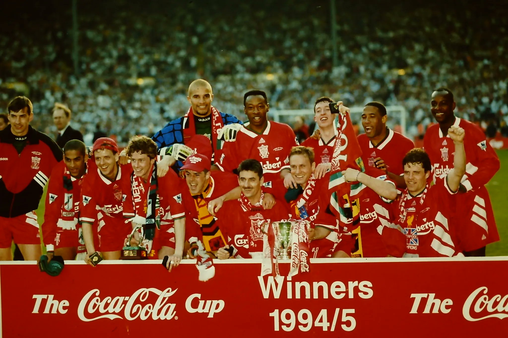 SquadPhotoWithTrophy-1995-04-02-Bolton.j